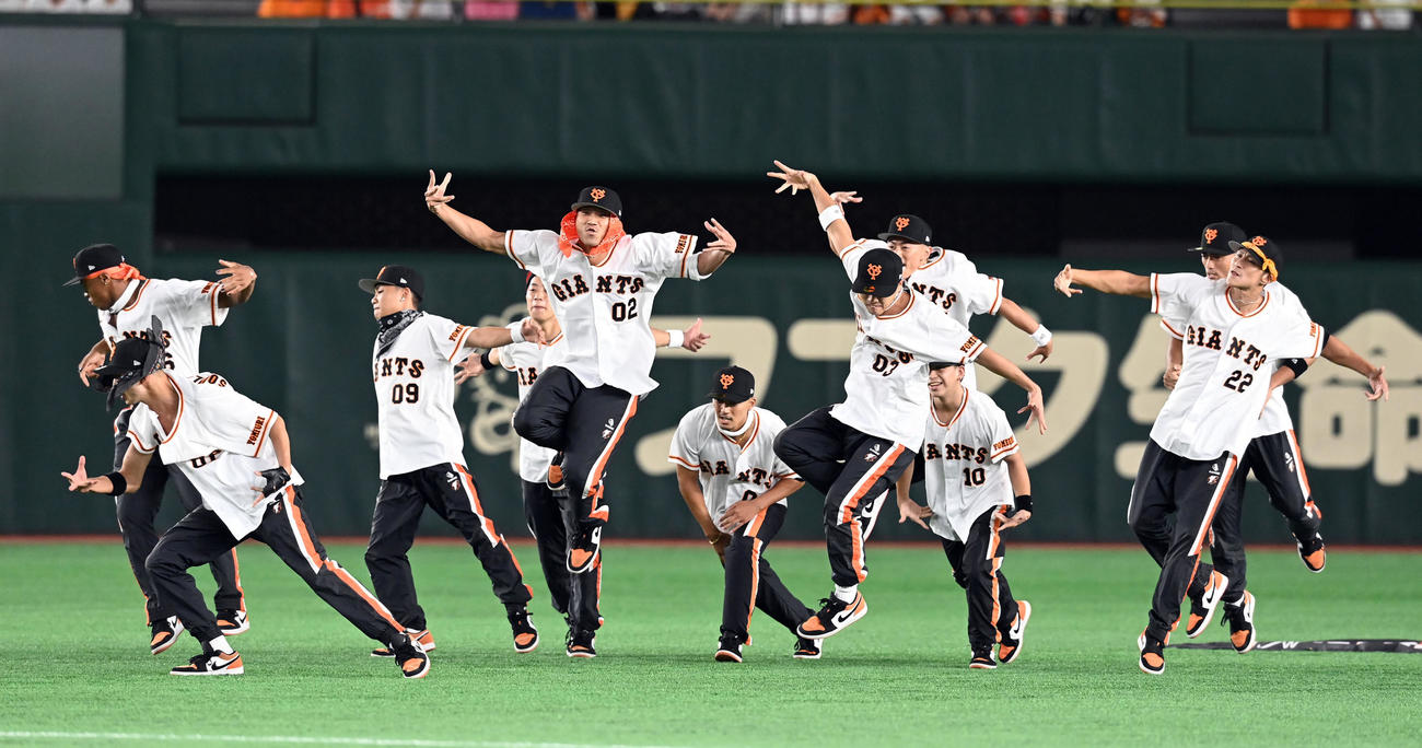 巨人対阪神　オープニングセレモニーでダンスを披露したFULLCAST RAISERZ（撮影・たえ見朱実）