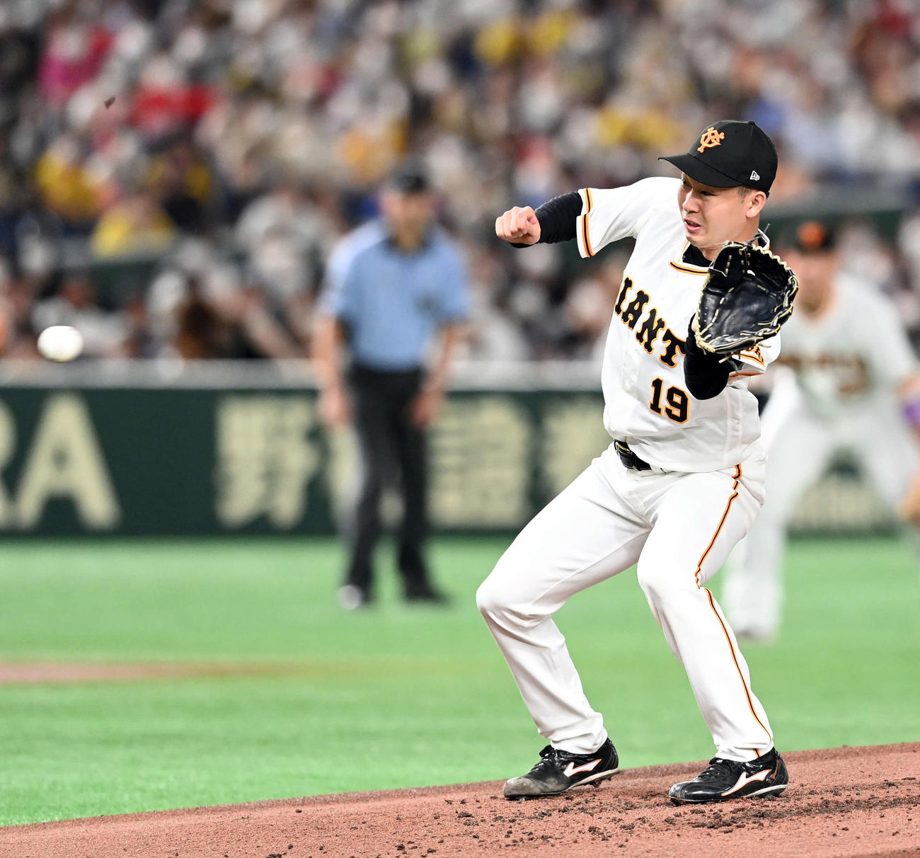 巨人対阪神　2回表阪神1死、大山悠輔の打球にグラブを伸ばす巨人の先発山崎伊（撮影・たえ見朱実）