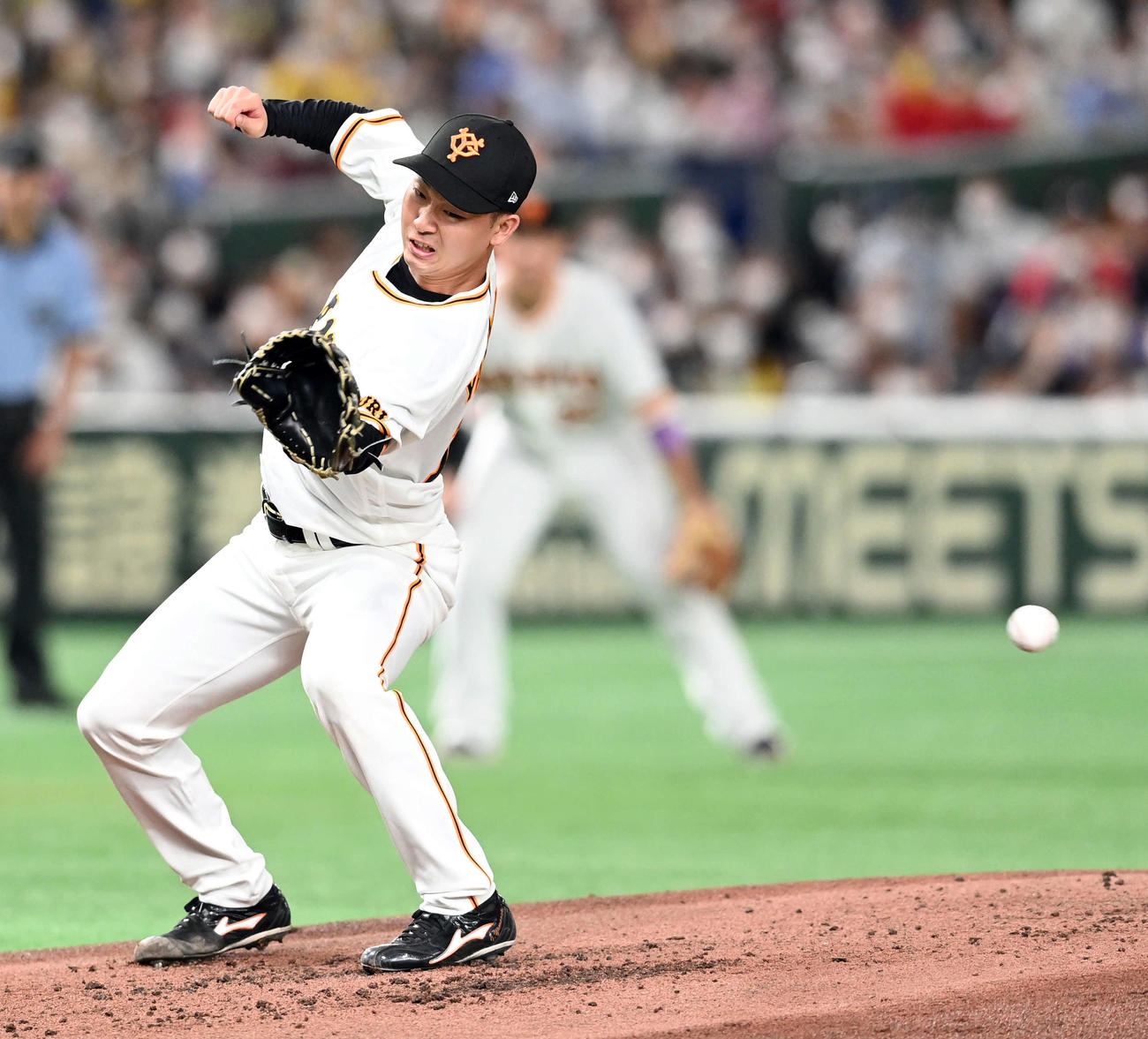 巨人対阪神　2回表阪神1死、大山悠輔の打球にグラブを伸ばす巨人の先発山崎伊（撮影・たえ見朱実）