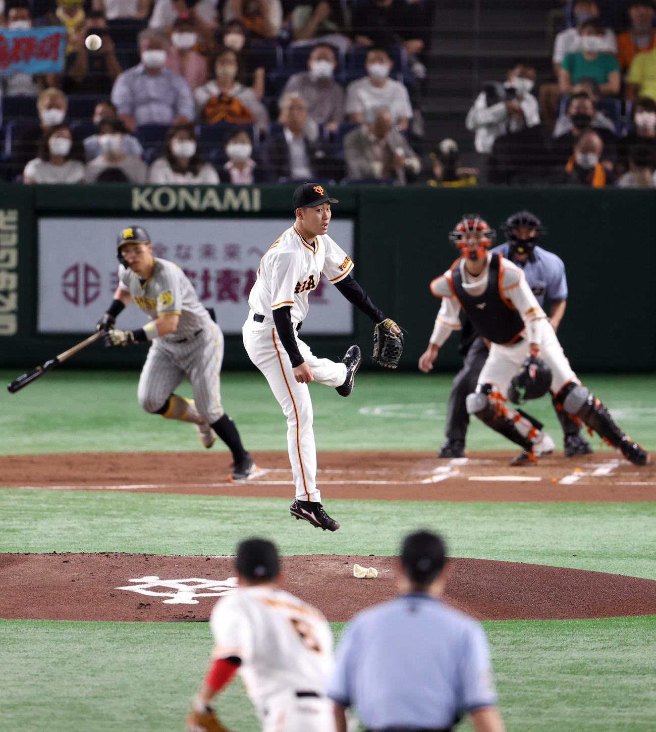 巨人対阪神　2回表阪神無死、佐藤輝の遊ゴロにジャンプし反応する山崎伊（撮影・狩俣裕三）