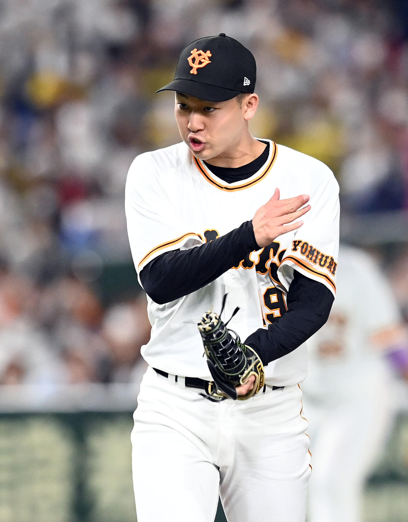 巨人対阪神　5回表阪神2死二塁、坂本を空振り三振に打ち取りほえる巨人の先発山崎伊（撮影・たえ見朱実）
