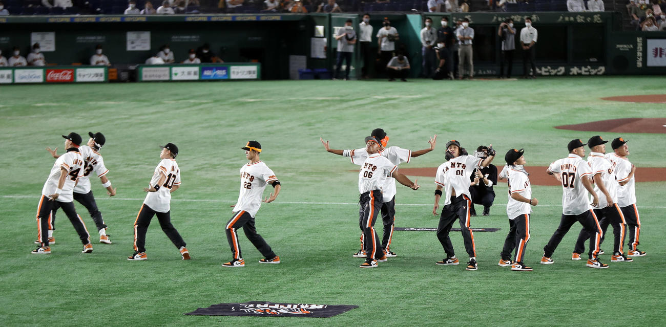 巨人対阪神　試合前にダンスパフォーマンスをするフルキャストレイザーズ（撮影・狩俣裕三）