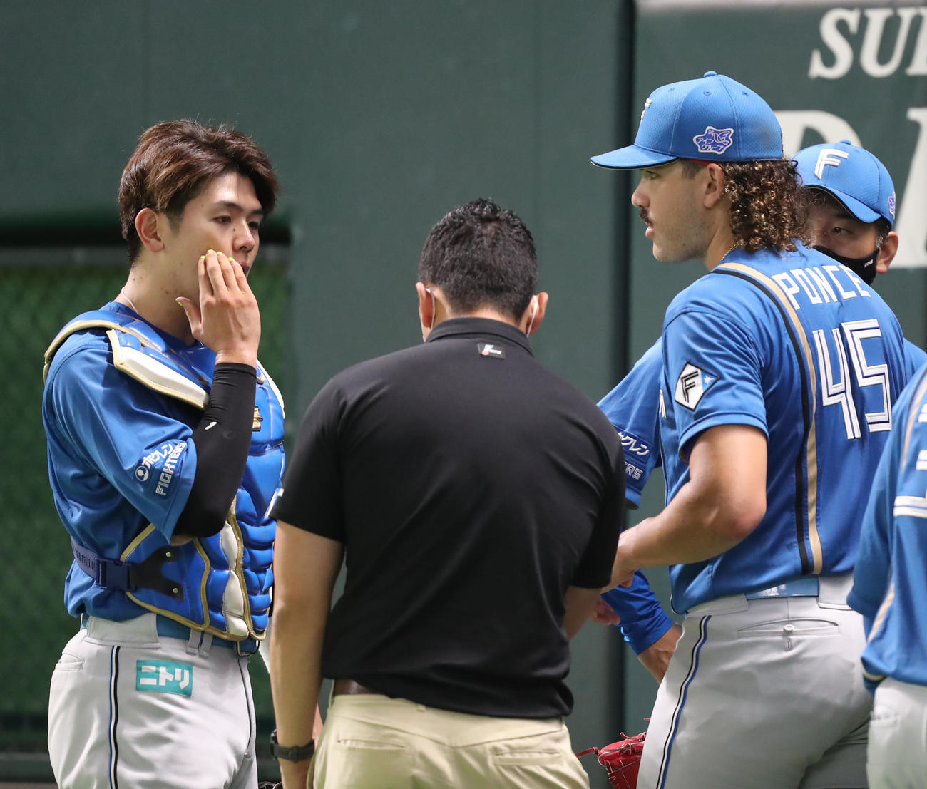 ソフトバンク対日本ハム　5回裏終了後、ベンチ前で話し合う清水（左）とポンセ（撮影・屋方直哉）