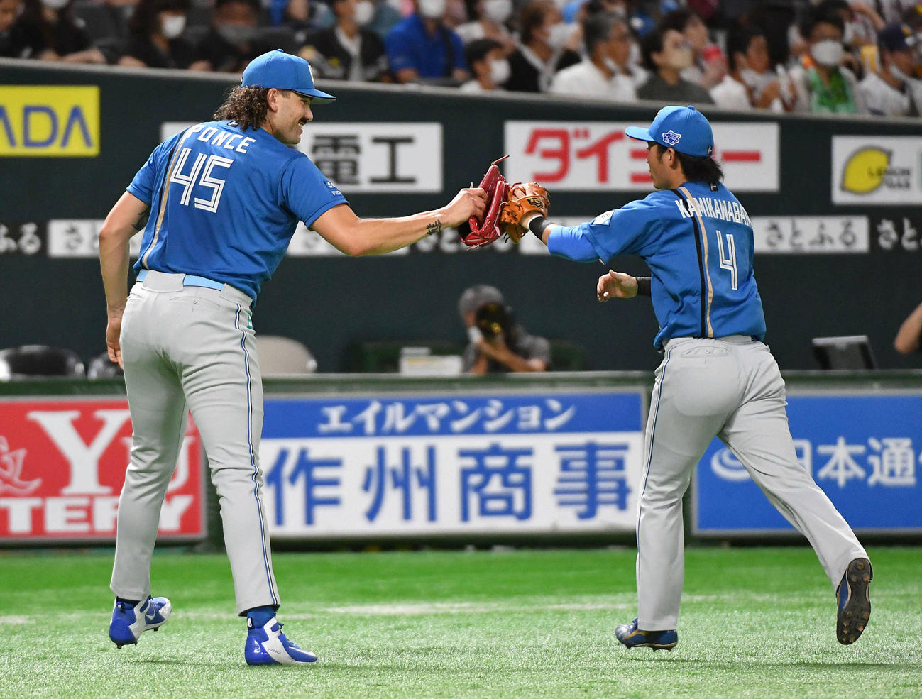 ソフトバンク対日本ハム　2回裏ソフトバンクの攻撃を抑え、上川畑（右）とタッチを交わしながらベンチへ戻るポンセ（撮影・岩下翔太）