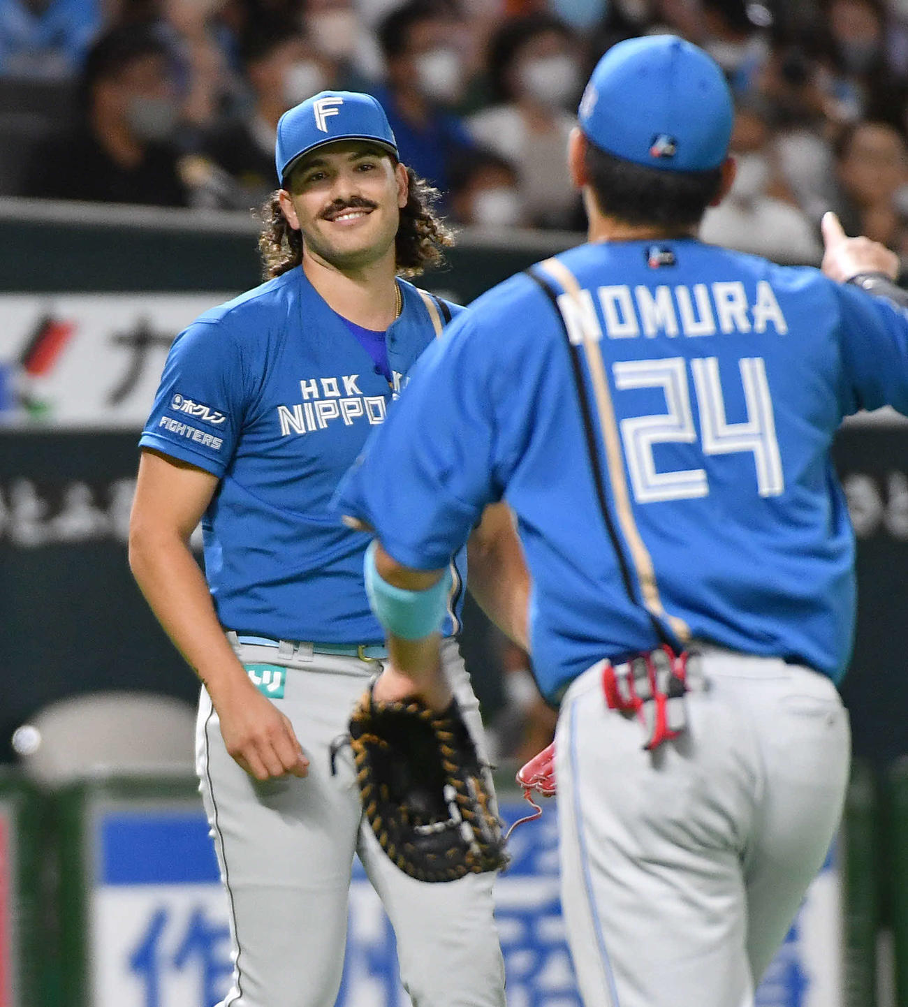 ソフトバンク対日本ハム　1回裏ソフトバンクの攻撃を抑え、笑顔でベンチへ戻るポンセ（撮影・岩下翔太）