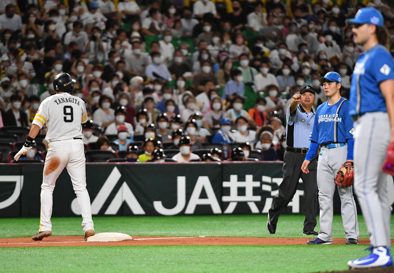 ソフトバンク対日本ハム　6回裏ソフトバンク1死三塁、ポンセ（右端）は三塁走者・柳田（左）へのけん制の動きでボークをとられ、4点目を失う（撮影・岩下翔太）