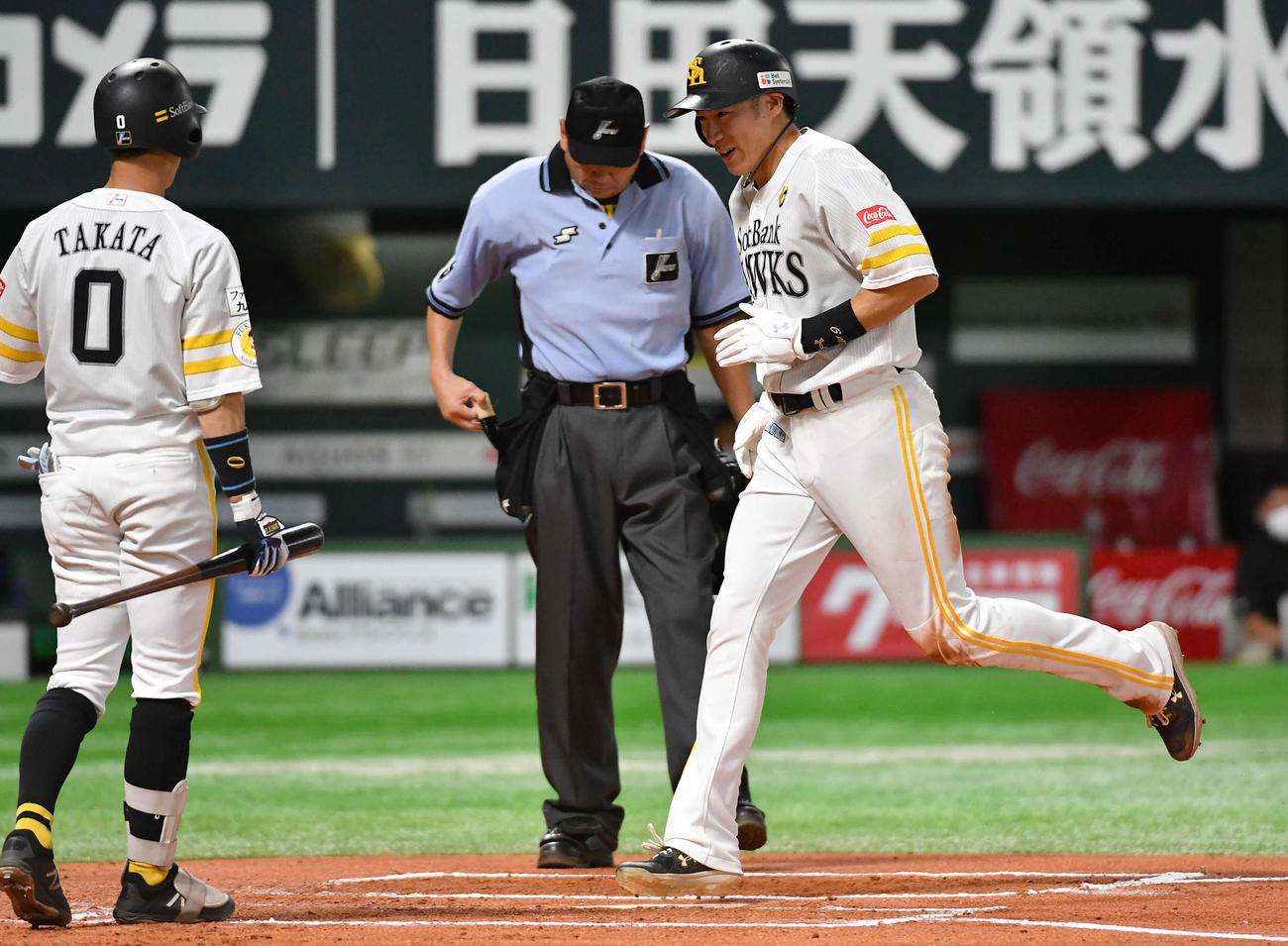 ソフトバンク対日本ハム　6回裏ソフトバンク1死三塁、ポンセのボークで生還し、笑顔を見せる柳田（撮影・岩下翔太）
