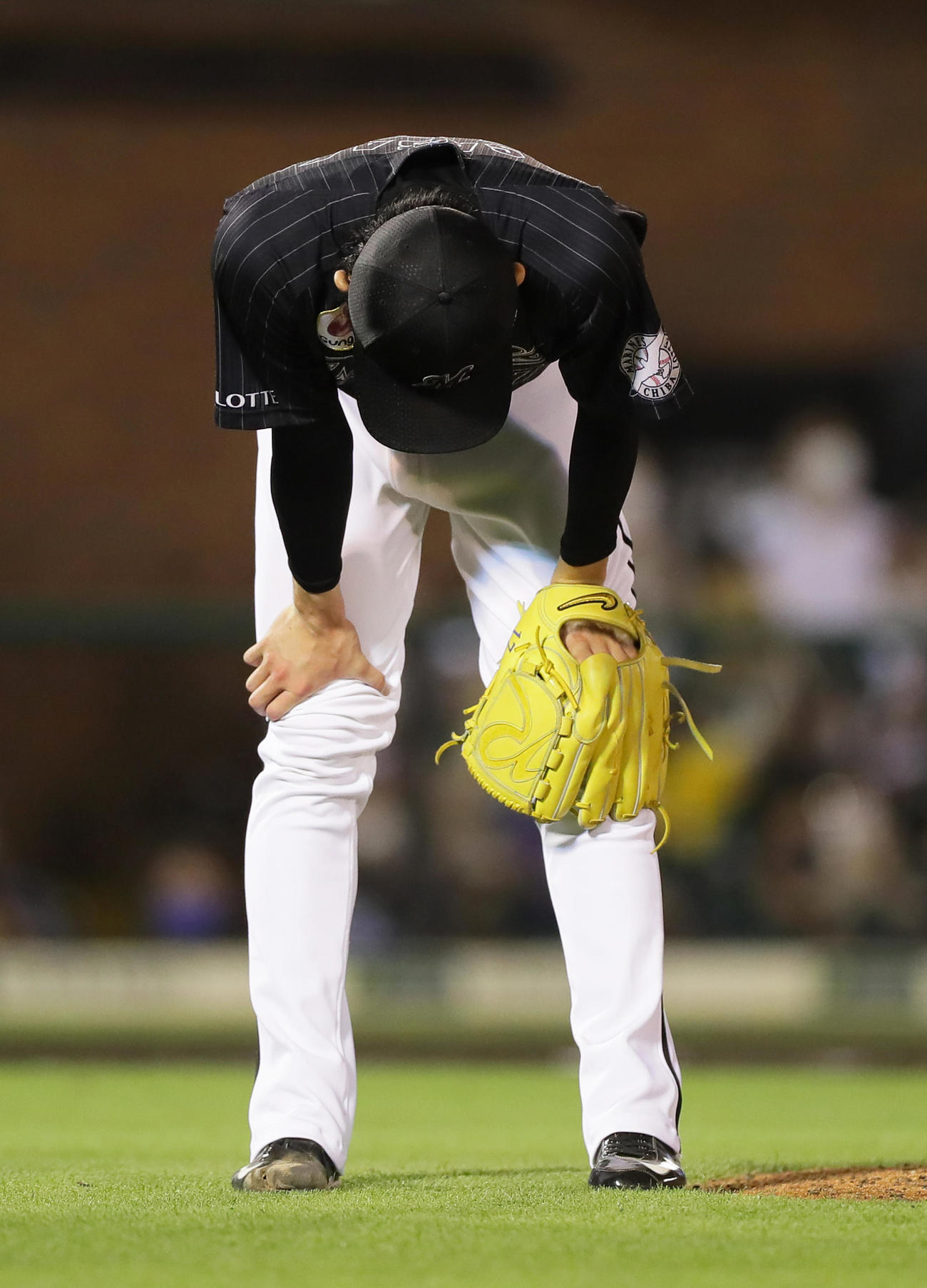 楽天対ロッテ　6回裏楽天2死、鈴木大に本塁打を浴びがっくりと肩を落とす佐々木朗（撮影・足立雅史）