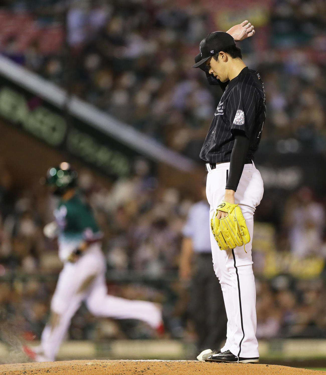 楽天対ロッテ　5回裏楽天2死、浅村（後方）に右越え本塁打を浴びた佐々木朗（撮影・足立雅史）