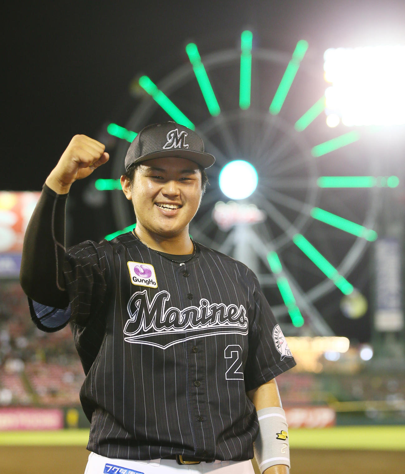6回に逆転打のロッテ松川虎生は笑顔でポーズを決める（撮影・足立雅史）