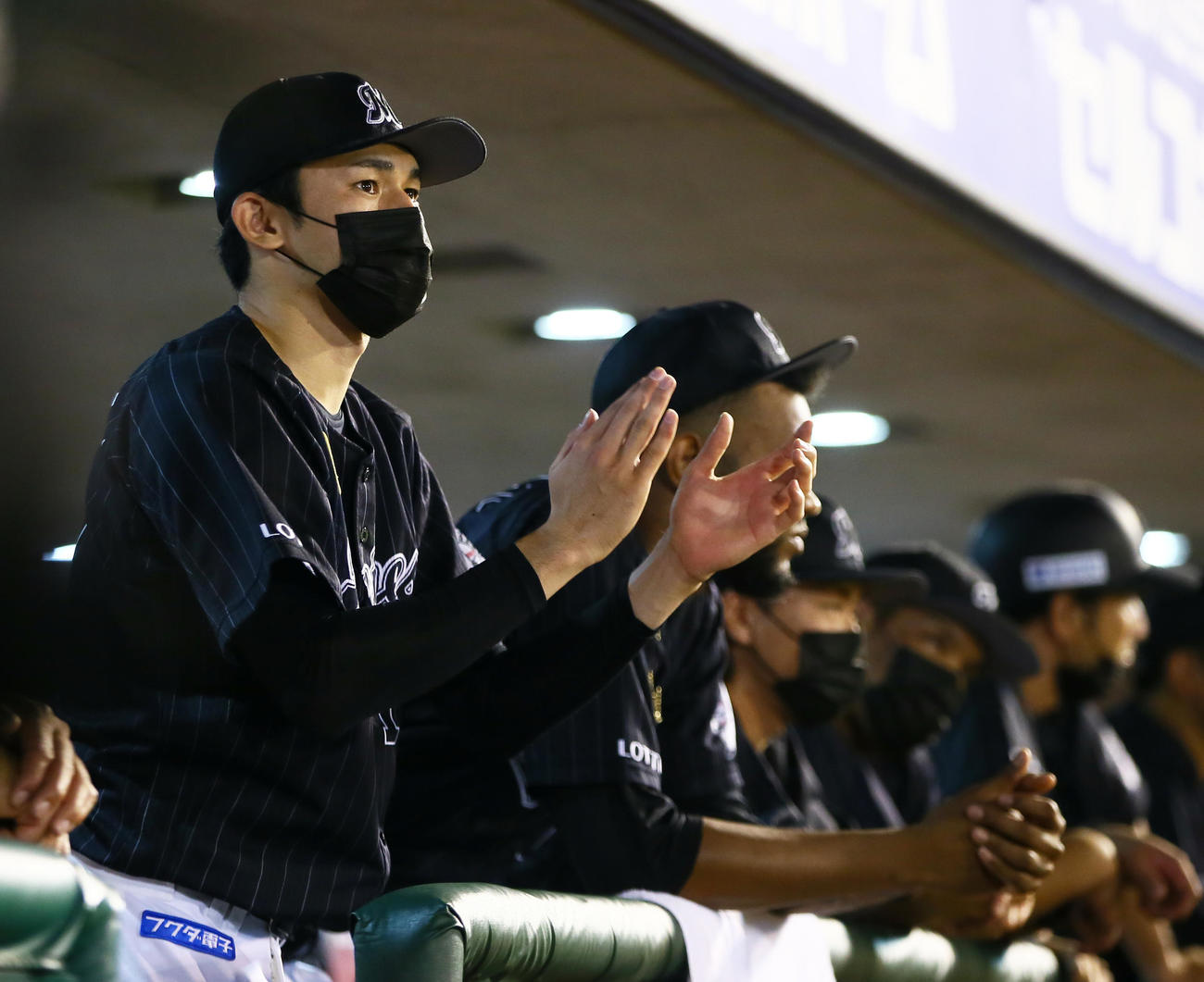 楽天対ロッテ　9回、ベンチから試合を見つめるロッテ佐々木朗（撮影・足立雅史）