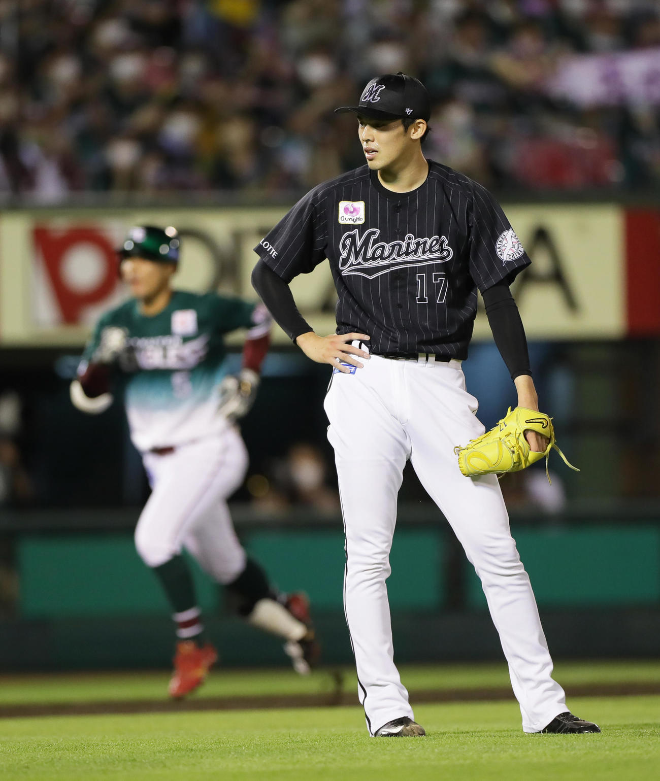 楽天対ロッテ　4回裏楽天1死一塁、茂木（後方）に右越え2点本塁打を許した佐々木朗（撮影・足立雅史）