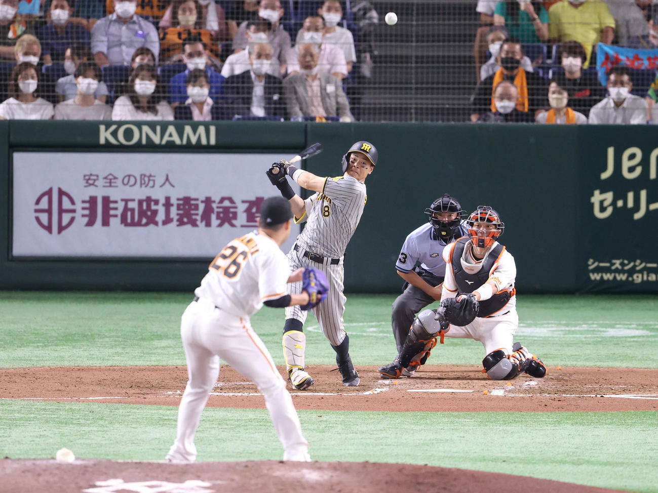 巨人対阪神　7回表阪神無死二塁、先制適時打を放つ佐藤輝。投手今村（撮影・狩俣裕三）