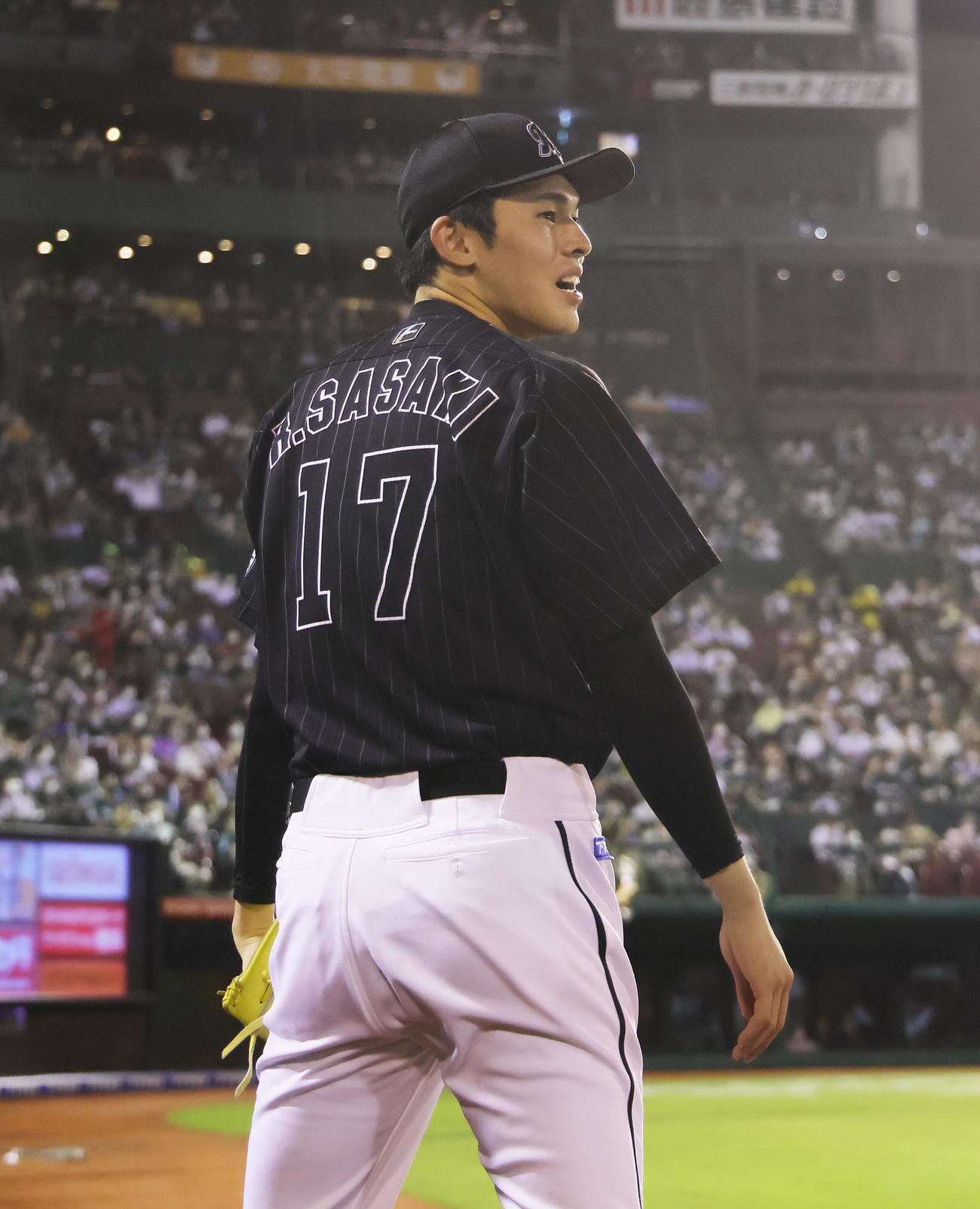 楽天対ロッテ　6回表ロッテ2死満塁、松川の適時二塁打に笑顔を見せる佐々木朗（撮影・足立雅史）