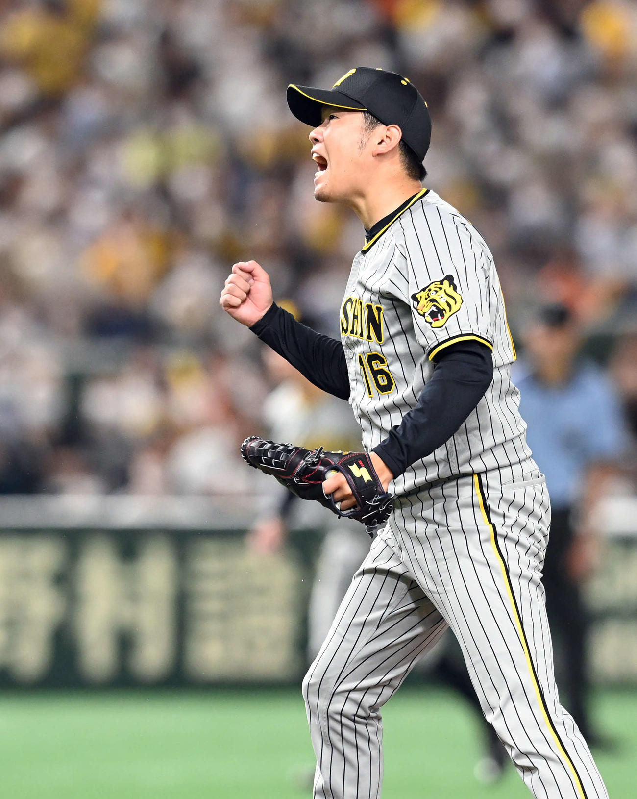 巨人対阪神　7回裏巨人2死一塁、岡本和を空振り三振に打ち取りほえる西勇（撮影・たえ見朱実）