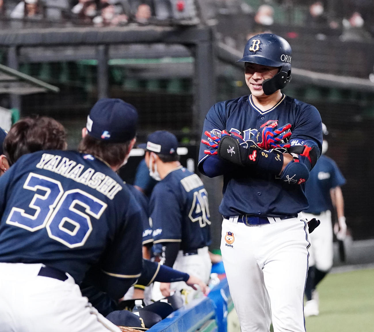 西武対オリックス　7回表オリックス無死、勝ち越しソロ本塁打を放ち、ポーズを決める若月（右）（撮影・江口和貴）