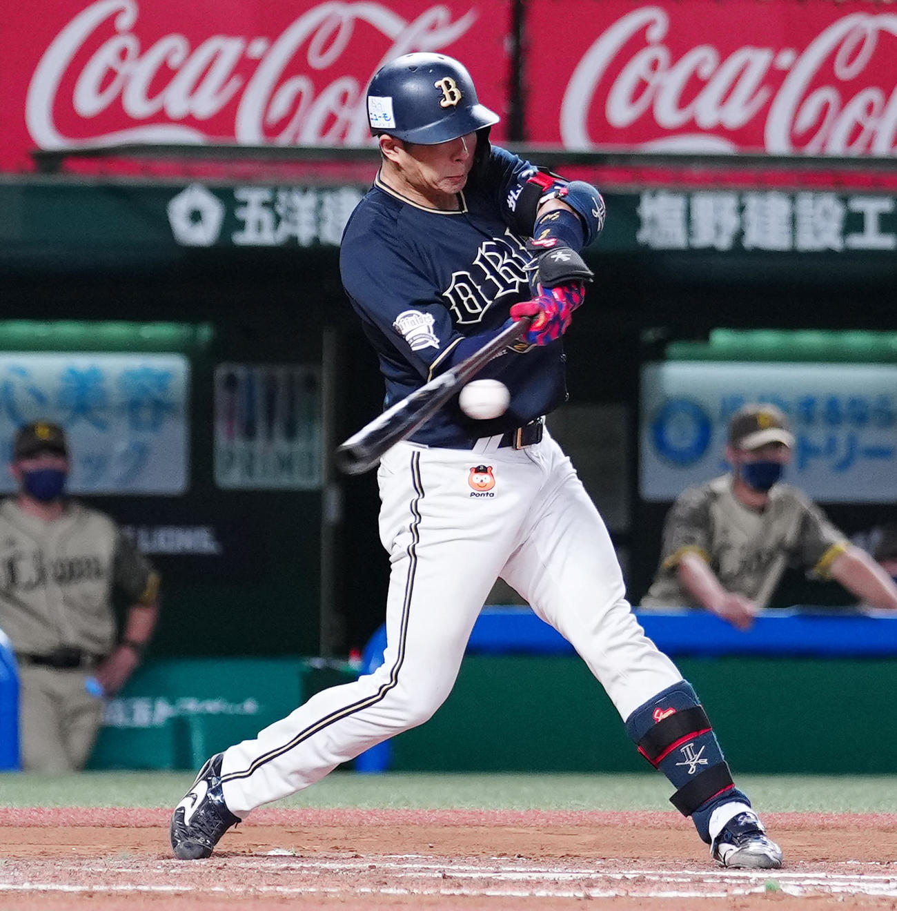 西武対オリックス　7回表オリックス無死、右越えに勝ち越しソロ本塁打を放つ若月（撮影・江口和貴）