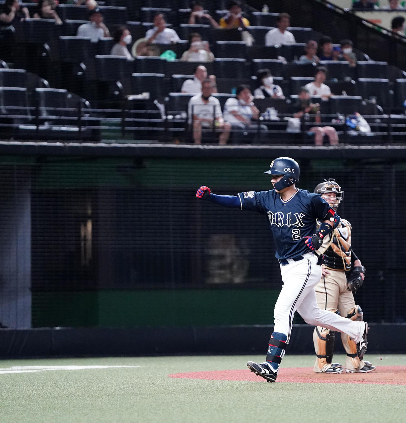 西武対オリックス　7回表オリックス無死、勝ち越しソロ本塁打を放ち、ガッツポーズを見せる若月。捕手森（撮影・江口和貴）