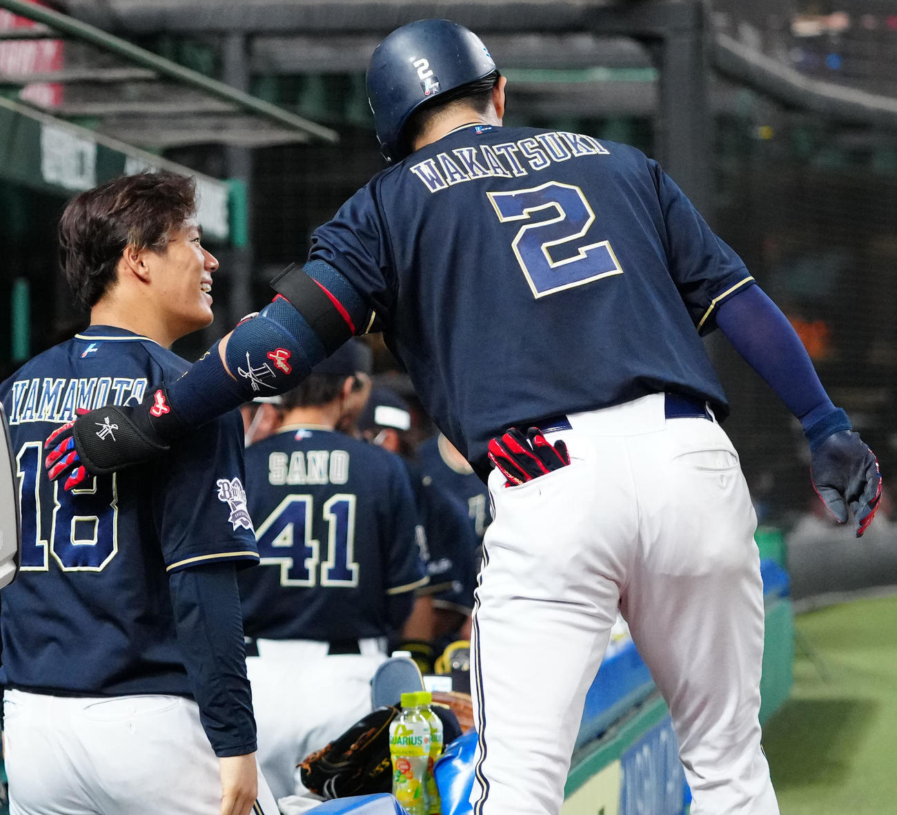 西武対オリックス　5回表オリックス無死、ソロ本塁打を放った若月（右）に笑顔を見せる山本（撮影・江口和貴）