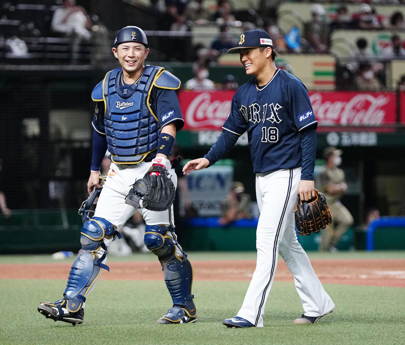 西武対オリックス　5回裏終了後、笑顔を見せながらベンチに引き揚げるオリックス先発の山本（右）と捕手若月（撮影・江口和貴）