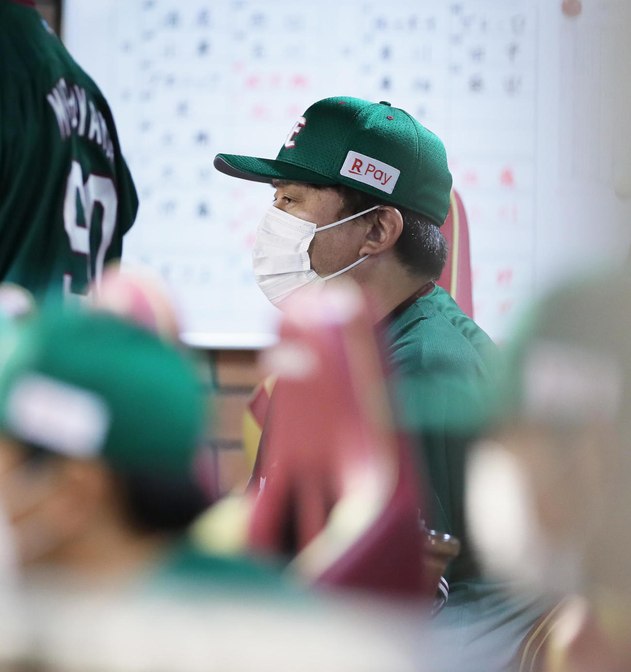 楽天対ロッテ　戦況を見つめる楽天石井GM兼監督（撮影・足立雅史）