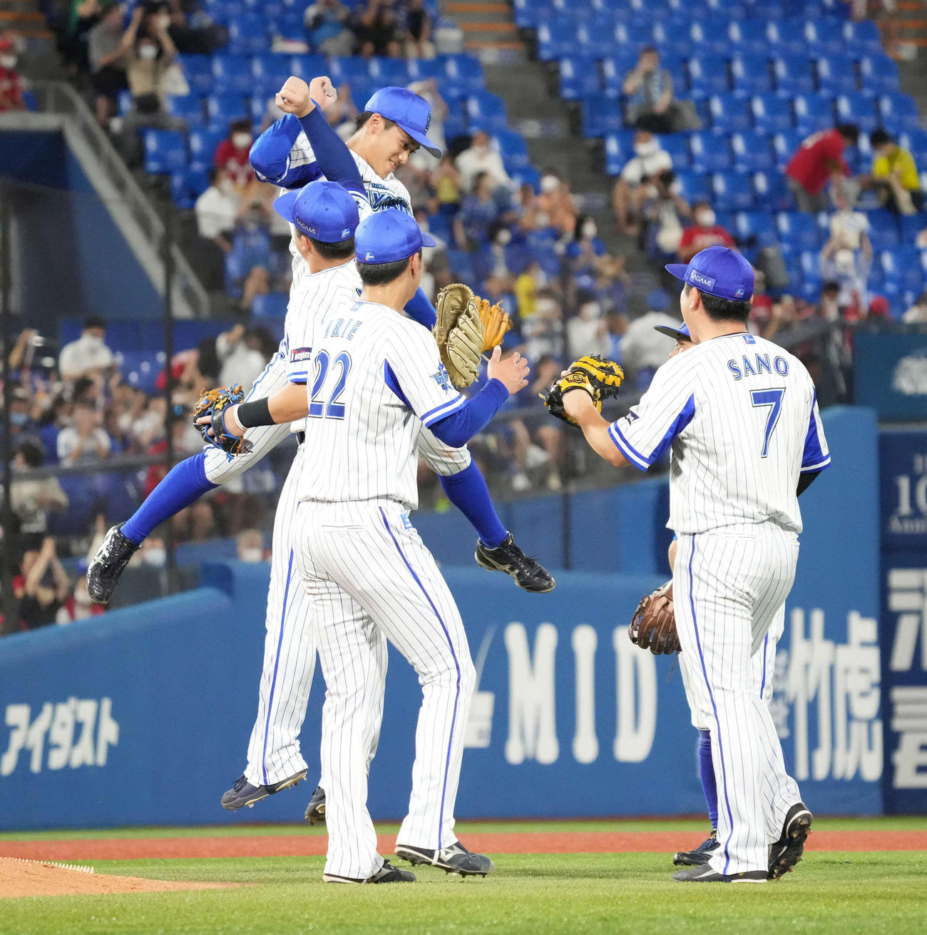 DeNA対広島　地元横浜スタジアムでの連勝記録を15に伸ばす会心の勝利に沸くDeNAナインの、左から牧、森、入江、佐野（撮影・小沢裕）