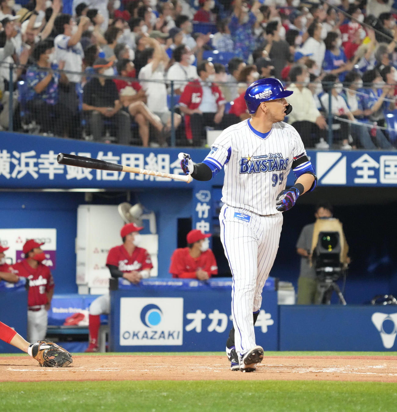 DeNA対広島　8回裏DeNA1死一、三塁、ソトは左越えに3点本塁打を放ちバットを放り投げる（撮影・小沢裕）