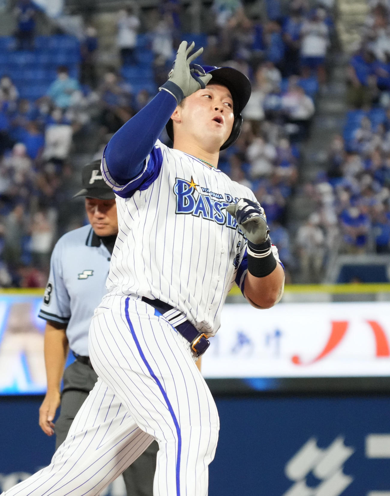 DeNA対広島　2回裏DeNA無死、先制の中越えソロ本塁打を放ちおどけた表情で三塁を回る牧（撮影・小沢裕）