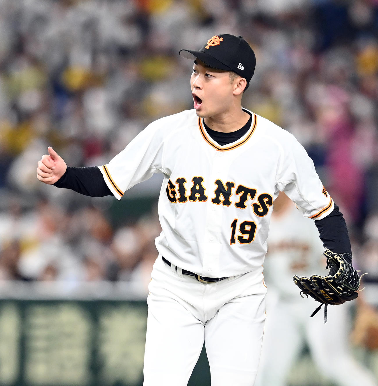 巨人対阪神　5回表阪神2死二塁、坂本を空振り三振に打ち取りほえる巨人の先発山崎伊（撮影・たえ見朱実）