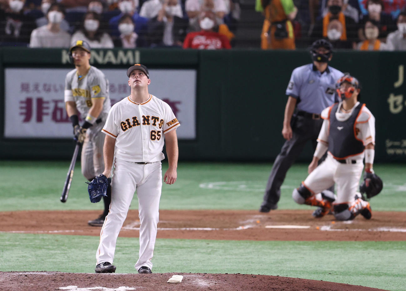 巨人対阪神　8回表阪神2死一、三塁、佐藤輝に2点適時三塁打を打たれるクロール（撮影・狩俣裕三）