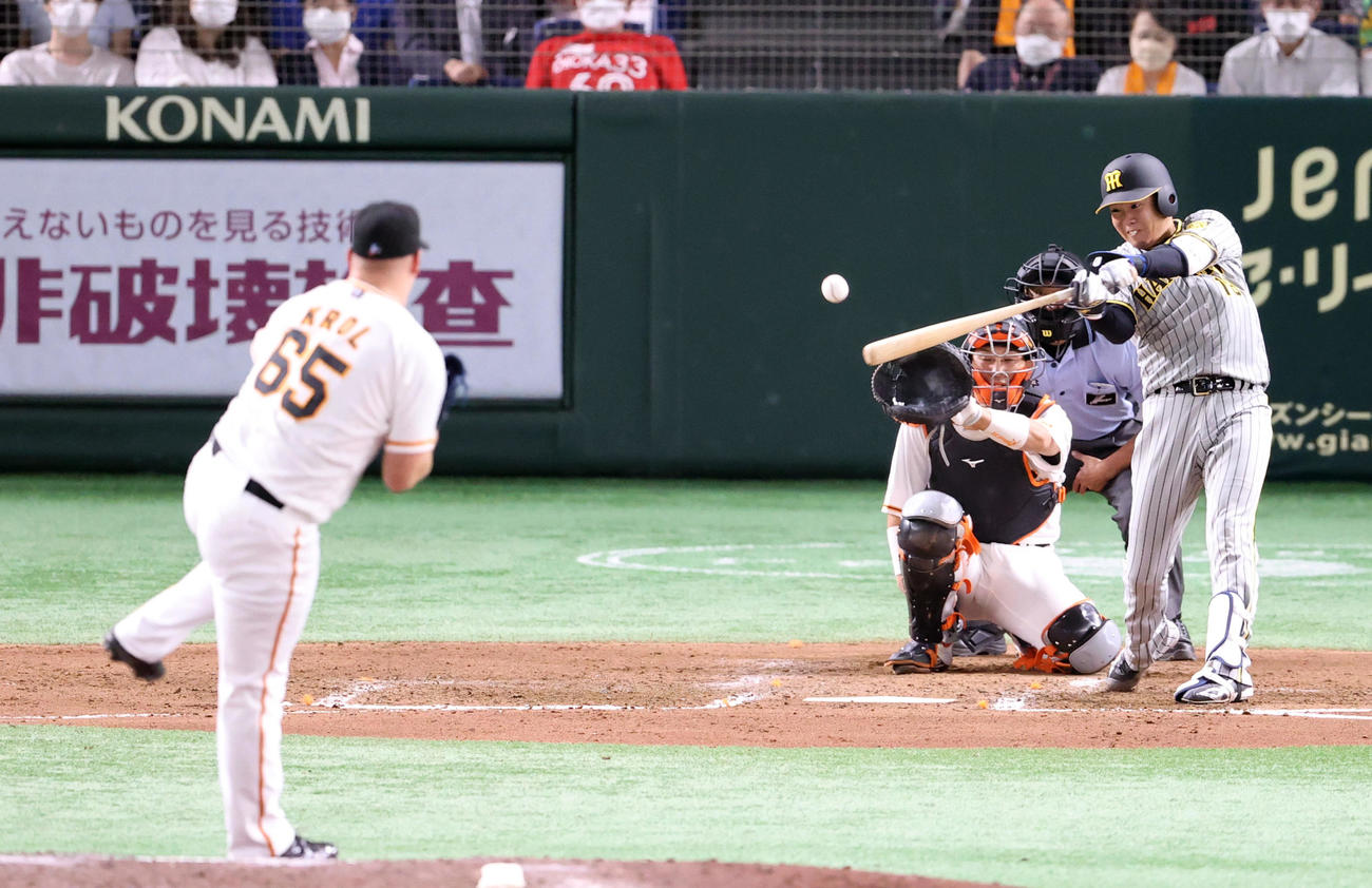 巨人対阪神　8回表阪神2死一塁、中前打を放つ西勇。投手クロール（撮影・狩俣裕三）
