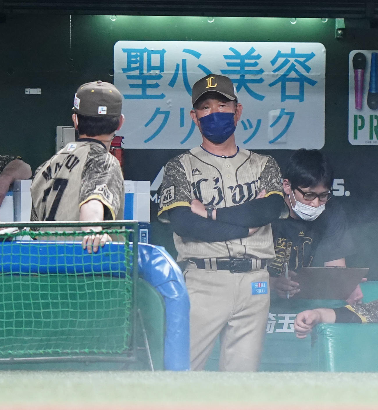 西武対オリックス　9回裏、ベンチから戦況を見つめる西武辻監督（中央）（撮影・江口和貴）