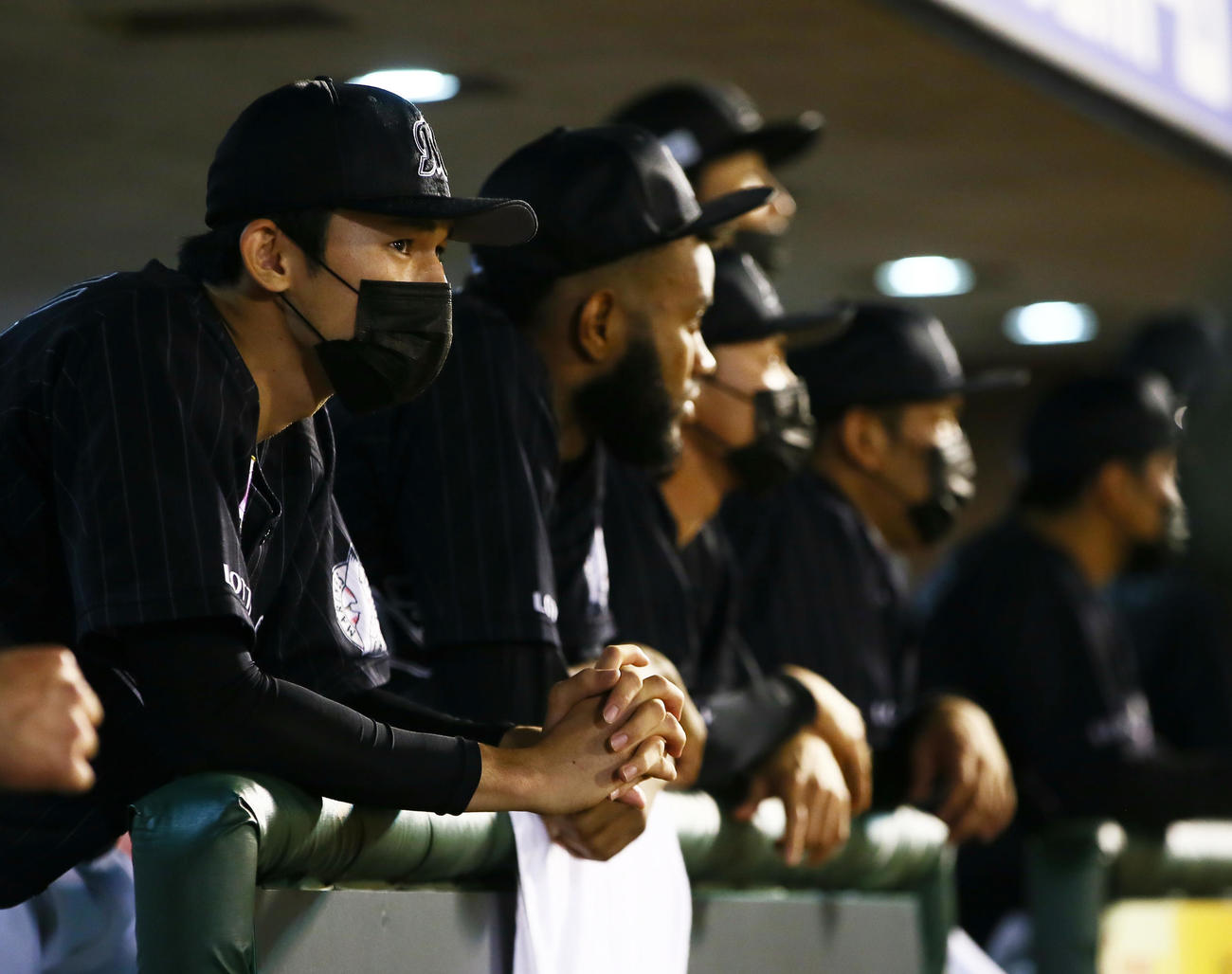 楽天対ロッテ　9回、祈るようにベンチから試合を見つめるロッテ佐々木朗（撮影・足立雅史）