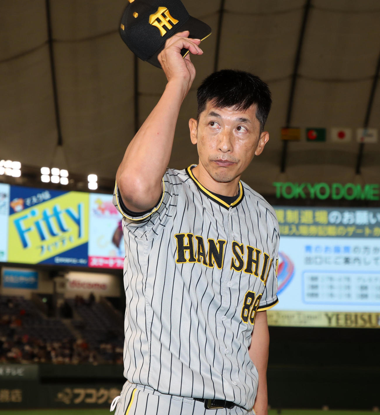 巨人対阪神　インタビューを終えスタンドにあいさつする矢野監督（撮影・加藤哉）