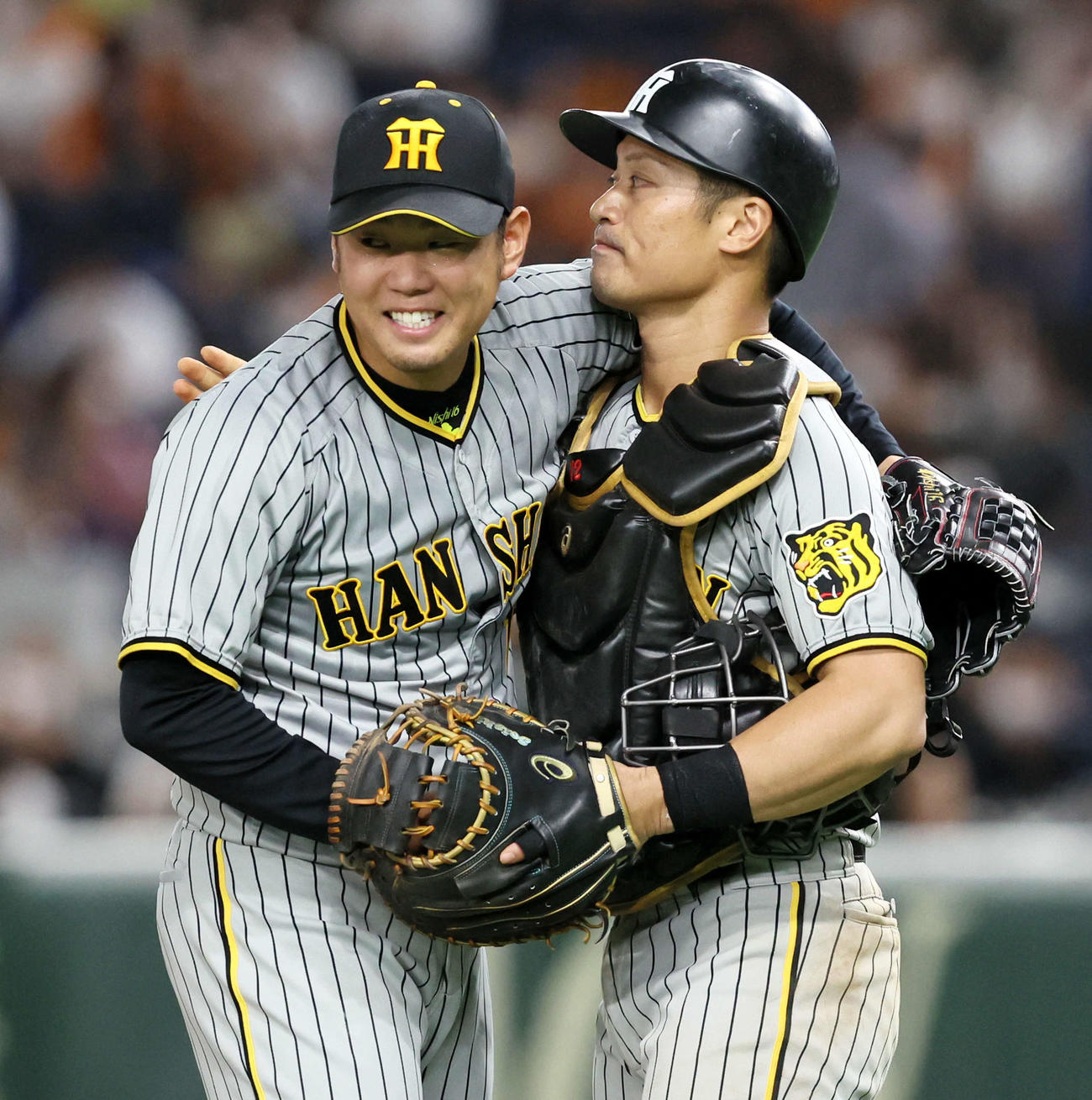 巨人対阪神　完封勝利を挙げた西勇(左）は坂本と笑顔で抱き合う（撮影・加藤哉）