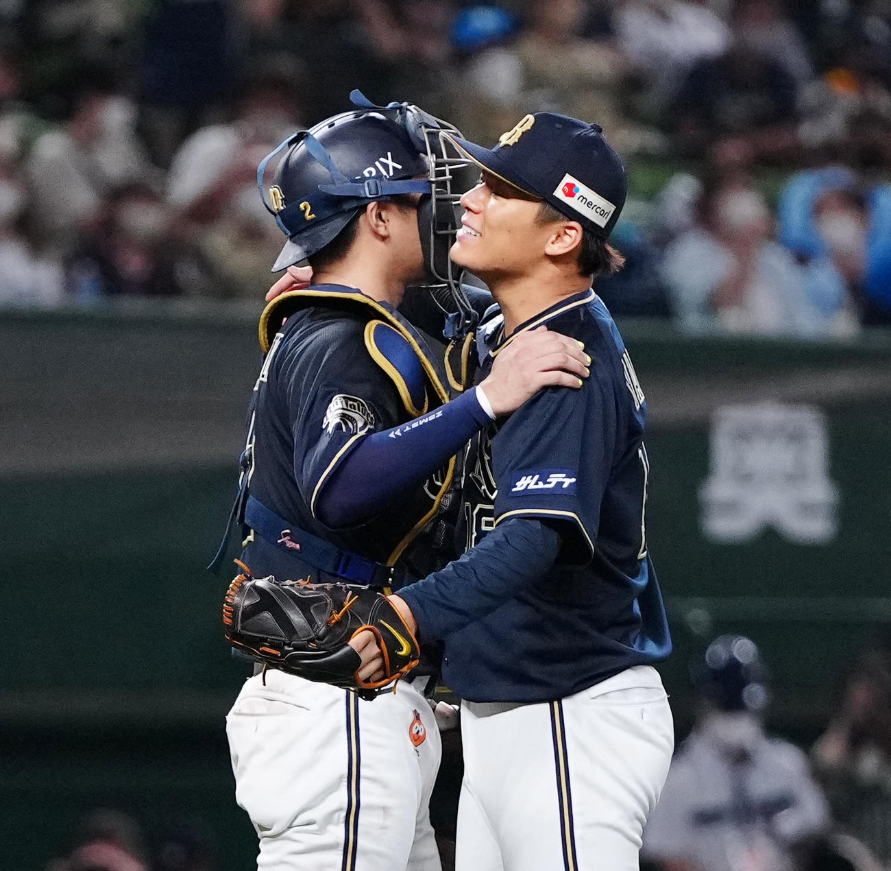 西武対オリックス　9回9安打3失点で完投勝利を挙げ、オリックス捕手若月（左）と抱き合う山本（撮影・江口和貴）