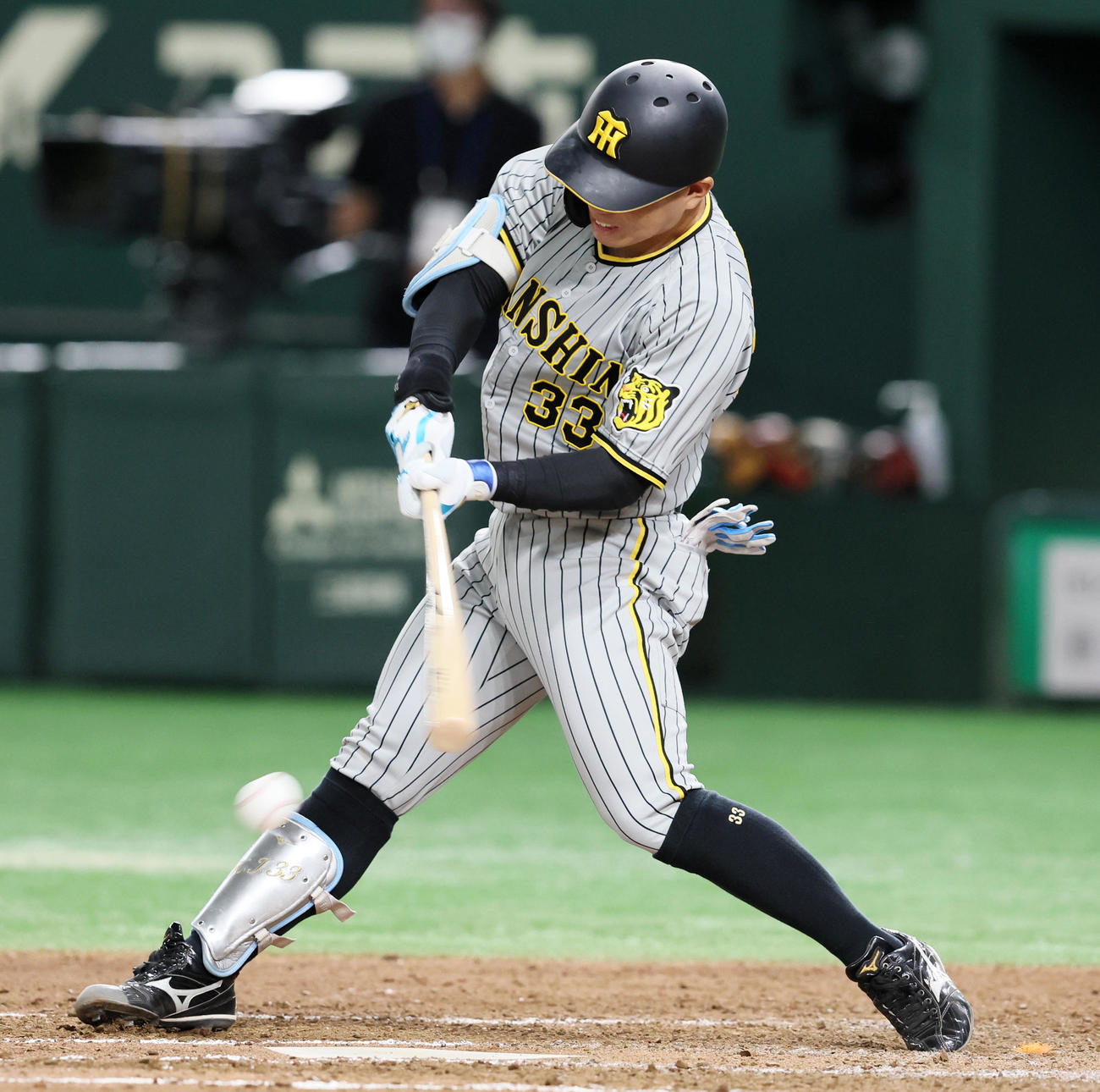 巨人対阪神　7回表阪神1死一塁、糸原は遊内野安打を放つ（撮影・加藤哉）
