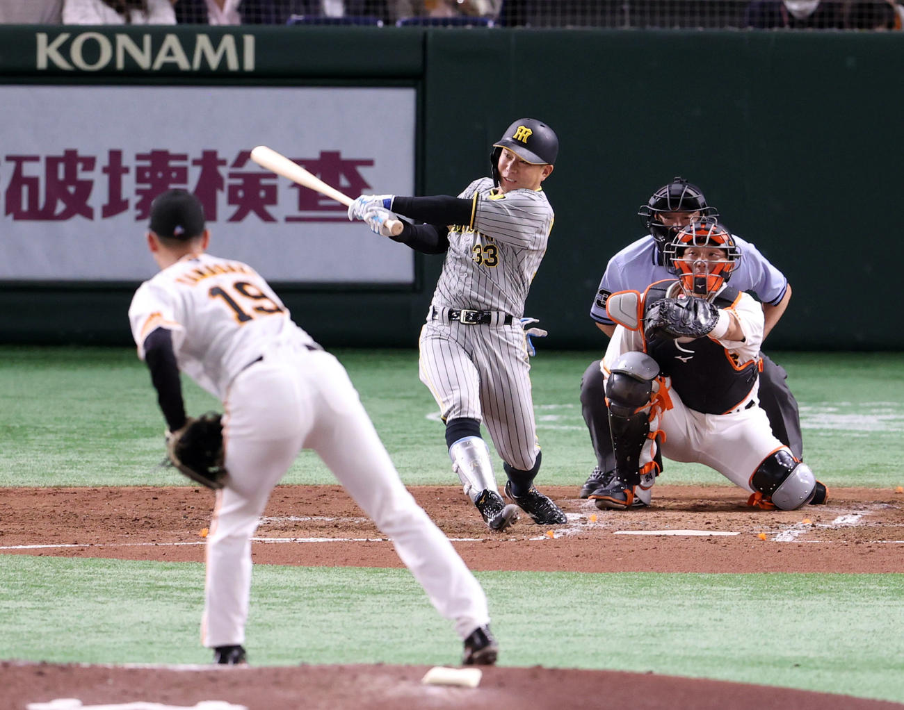 巨人対阪神　5回表阪神1死、二塁打を放つ糸原。投手山崎伊（撮影・狩俣裕三）