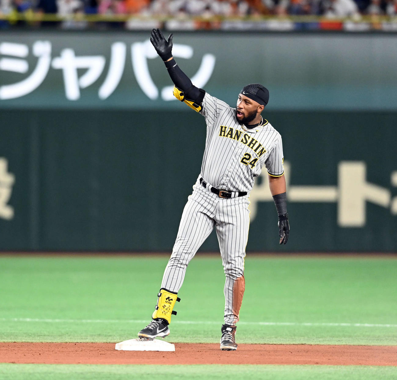 巨人対阪神　7回表阪神無死、左翼線に二塁打を放ちポーズを決めるロハス（撮影・たえ見朱実）
