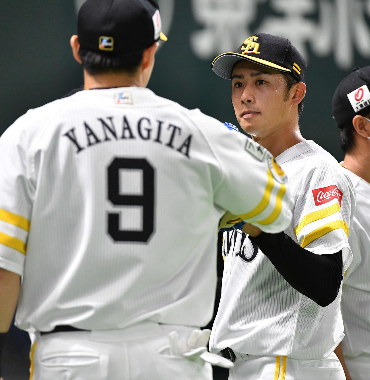 ソフトバンク対日本ハム　5回表日本ハムの攻撃を抑え、柳田（左）とタッチを交わしながらベンチへ戻る板東（撮影・岩下翔太）