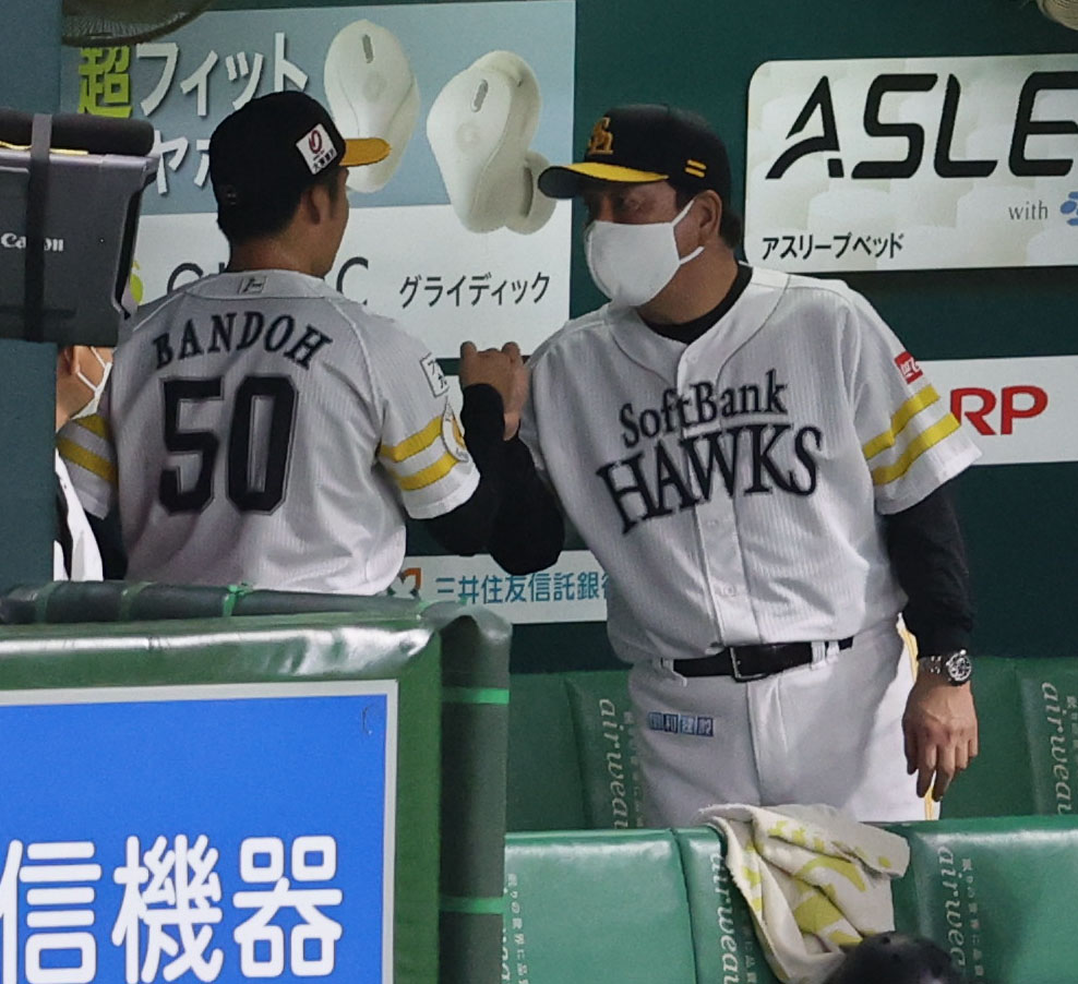 ソフトバンク対日本ハム　6回途中で降板した板東湧梧は藤本博史監督にベンチで声をかけられる（撮影・梅根麻紀）