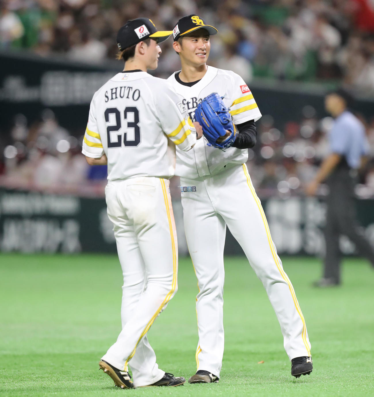 ソフトバンク対日本ハム　6回表日本ハム2死、交代を告げられ、笑顔を見せる板東湧悟（撮影・屋方直哉）