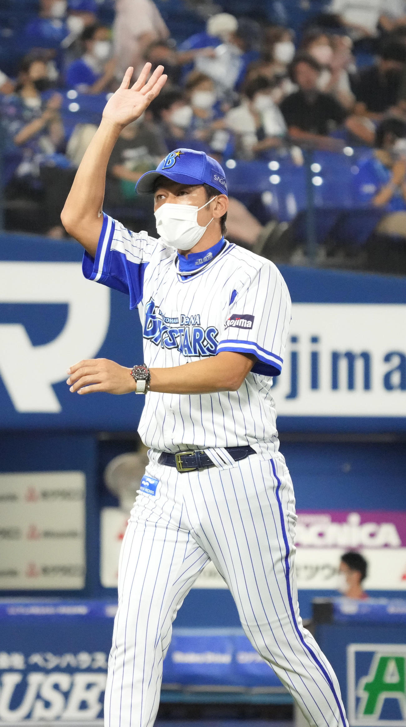 DeNA対広島　ファンの声援に応えるDeNA三浦監督（撮影・小沢裕）