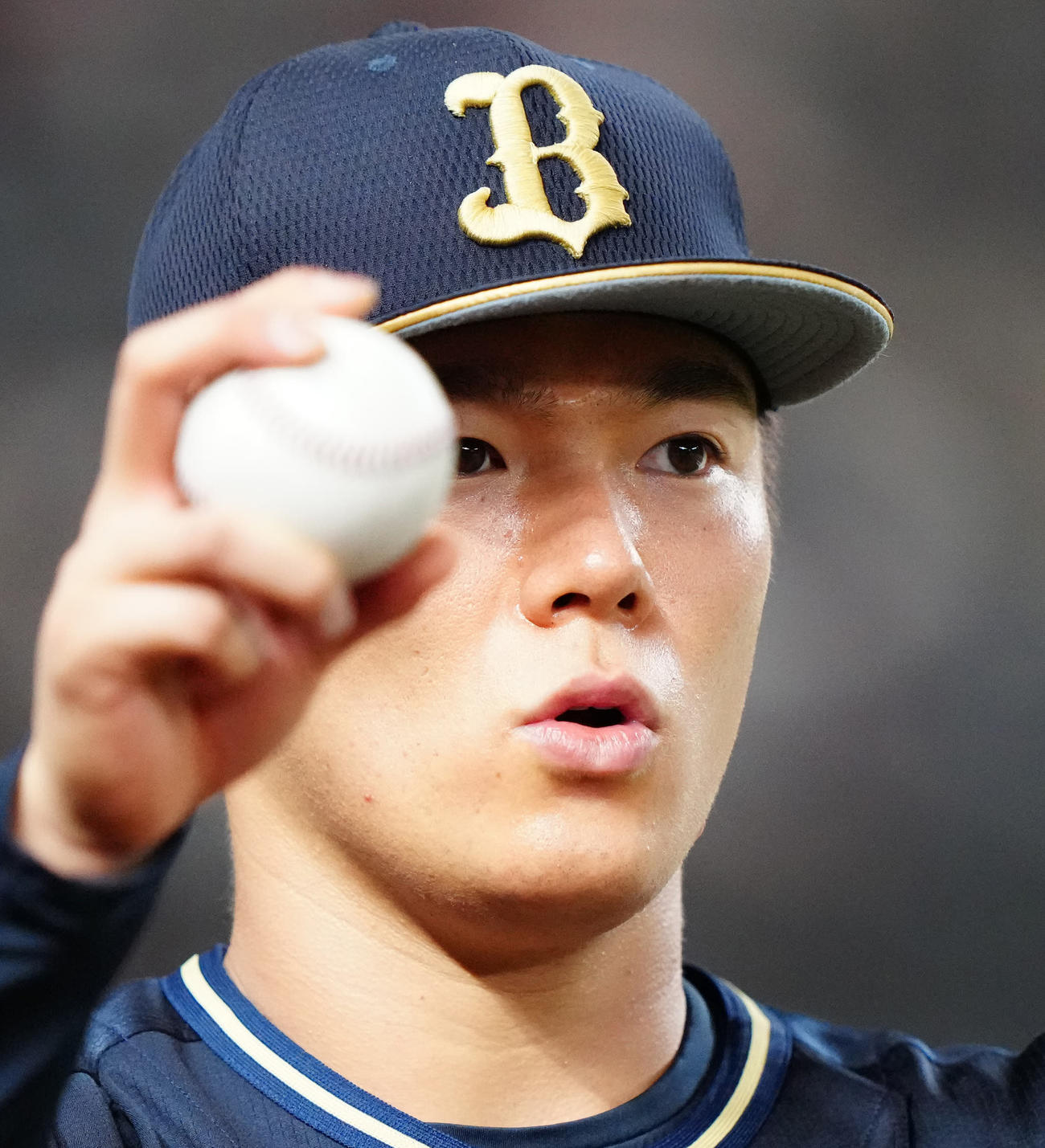西武対オリックス　6回表、投球練習するオリックス先発の山本（撮影・江口和貴）