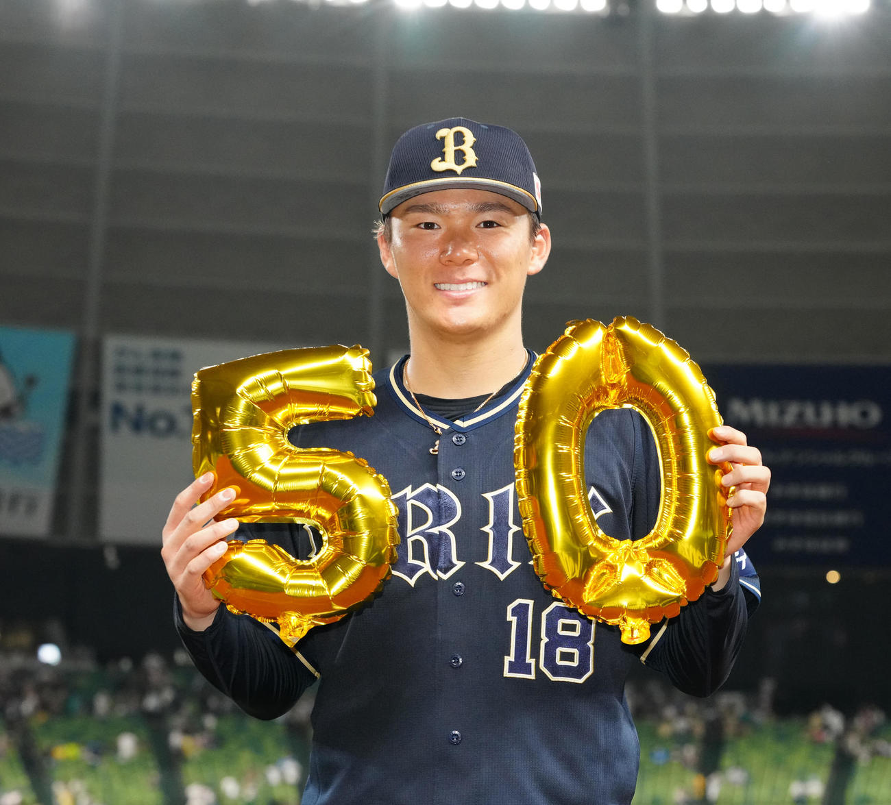 西武対オリックス　完投勝利で通算50勝とし写真に納まるオリックス先発の山本（撮影・江口和貴）