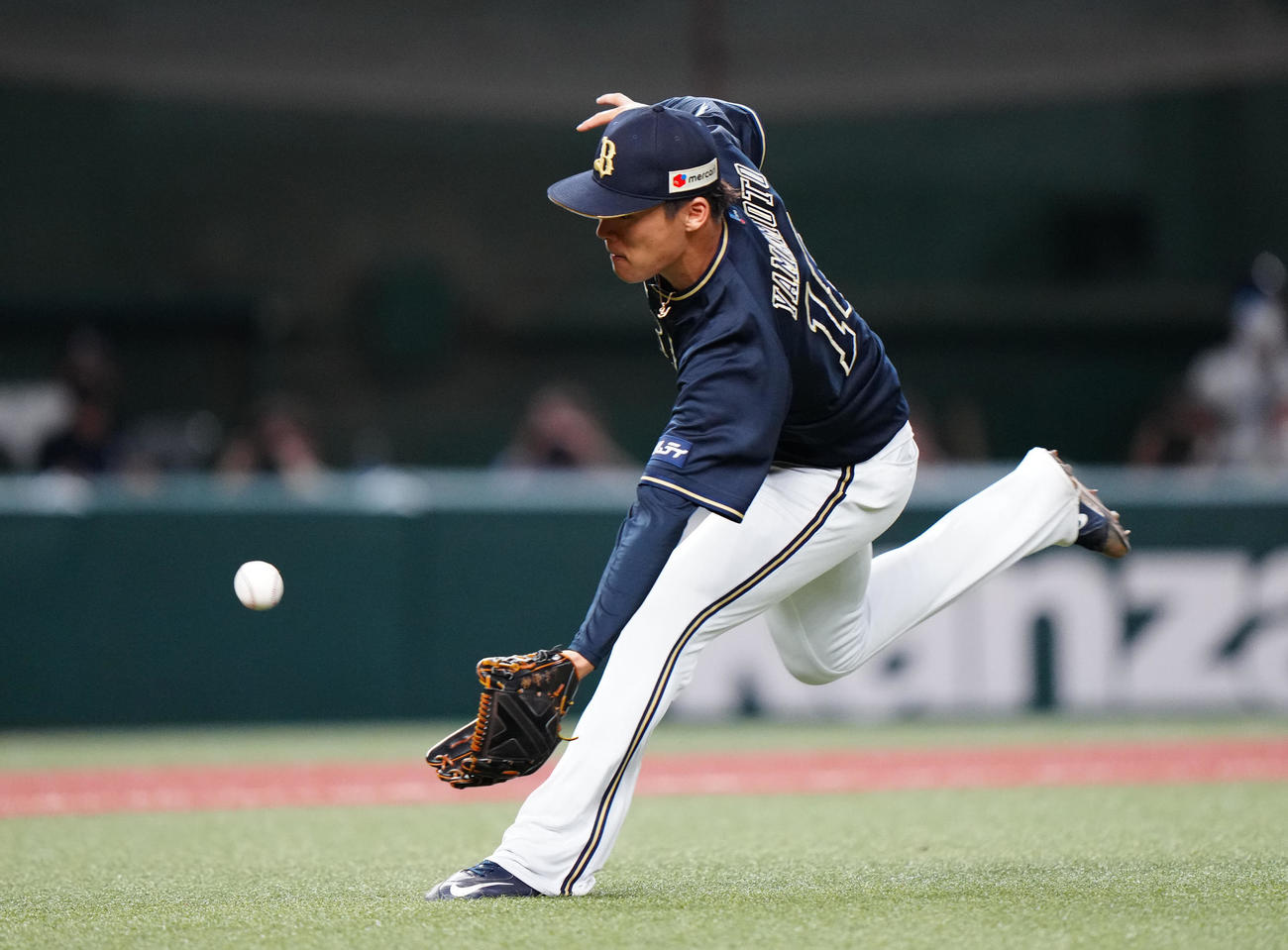西武対オリックス　3回裏西武無死一塁、打ち上げた源田のバントの打球を処理し併殺とした山本（撮影・江口和貴）