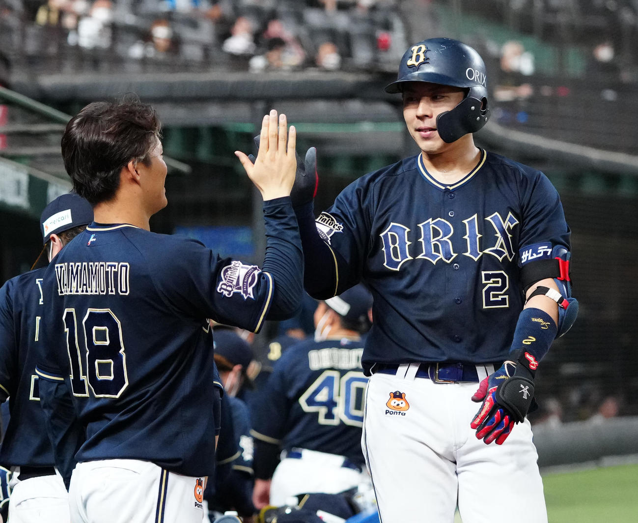 西武対オリックス　5回表オリックス無死、ソロ本塁打を放ち、山本（左）とタッチを交わす若月（撮影・江口和貴）