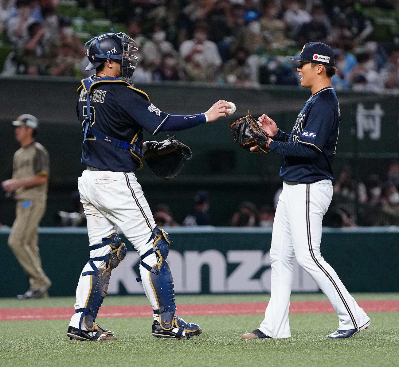 西武対オリックス　9回9安打3失点で完投勝利を挙げ、オリックス捕手若月（左）からウイニングボールを受け取る山本（撮影・江口和貴）