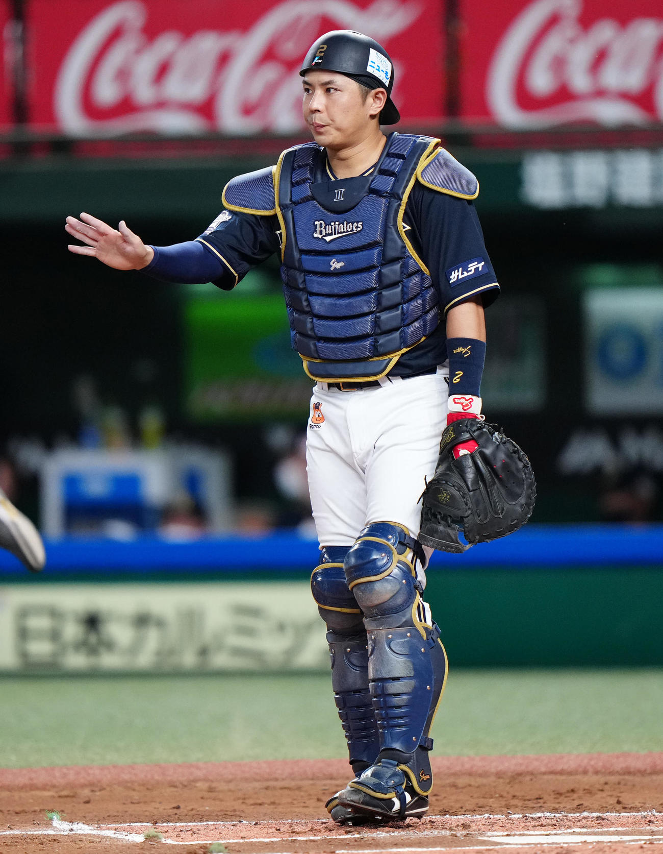 西武対オリックス　1回裏西武1死二塁、悪送球し、森を振り逃げで出塁を許した捕手若月（撮影・江口和貴）