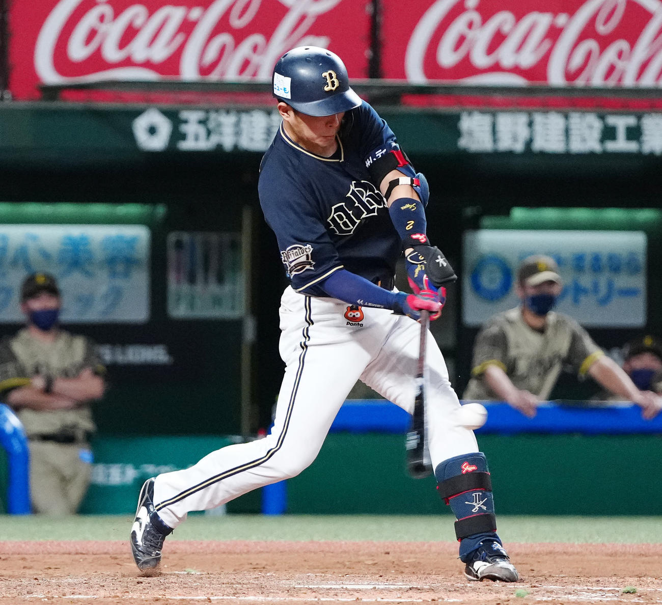 西武対オリックス　5回表オリックス無死、中越えソロ本塁打を放つ若月（撮影・江口和貴）